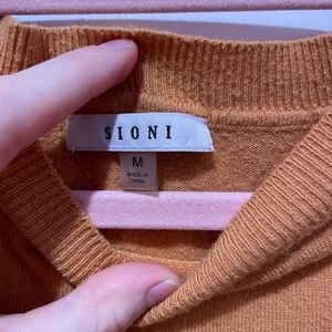 Mustard yellow medium size long sleeve shirt with lace sleeves. Sioni.